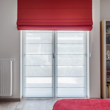 Kleurrijke vouwgordijnen in een appartement te Merelbeke